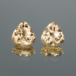 ChampagneZircon_ch_trill_pair_8.2mm_5.48cts_N_b_zn2062_crop
