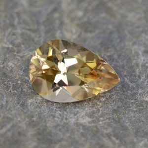 ChampagneZircon_pear_12.5x8.6mm_5.44cts_N_zn2938_crop