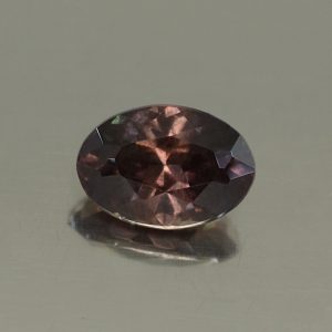 ColorChangeGarnet_oval_7.6x5.3mm_1.37cts_N_cc220_day