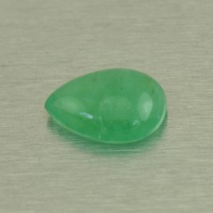 Emerald_pear_cab_6.2x4.4mm_0.42cts_O_em137_SOLD